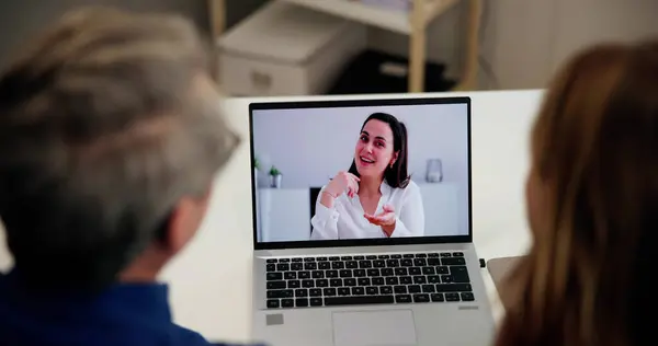Pasangan Konferensi Video Dengan Putri Mereka Yang Bahagia Laptop — Stok Foto