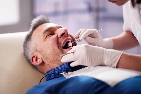 Higiene Dentária Cuidados Odontológicos Para Velho Homem Sênior Imagens De Bancos De Imagens