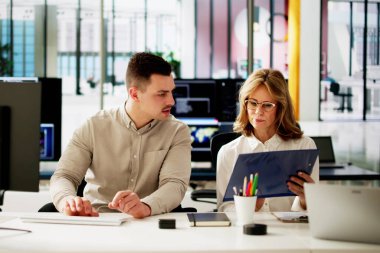 Toplantı masasında iş görüşmesi. Çeşitli Profesyonel Kişiler İletişimi