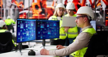 Mühendis Operatörleri Endüstriyel Santralde Scada Sistemi kullanıyor