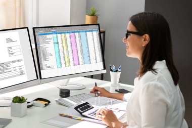 Ofis bilgisayarında işletme finans hesap vergisi faturası