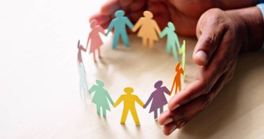 Çeşitli LGBTQ Lideri Yönetici Elleriyle Güvenli İş Yeri KorumasıName