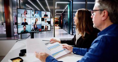 Çevrimiçi Video Konferansı İş Buluşma Çağrısı veya Giysi