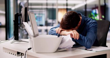 Bozuk Yazıcı Sorunu. Adam Bozuk Fotokopi Makinesini Tamir Etmeye Çalıştı