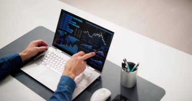 KPI İş Analitik Veri Kontrol Paneli. Analizci Bilgisayar Kullanıyor