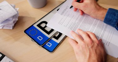 Araba plakası ve araç ruhsatı evrakları galeride.