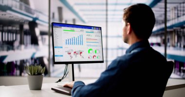 KPI İş Analitik Veri Kontrol Paneli. Analizci Bilgisayar Kafkasyalı Kullanıyor