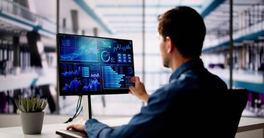 KPI İş Analitik Veri Kontrol Paneli. Analizci Bilgisayar Kullanıyor