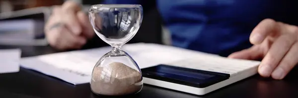 Geç Ödeme Vergisi Faturası Masanda Kum Saatiyle Birlikte Stok Resim