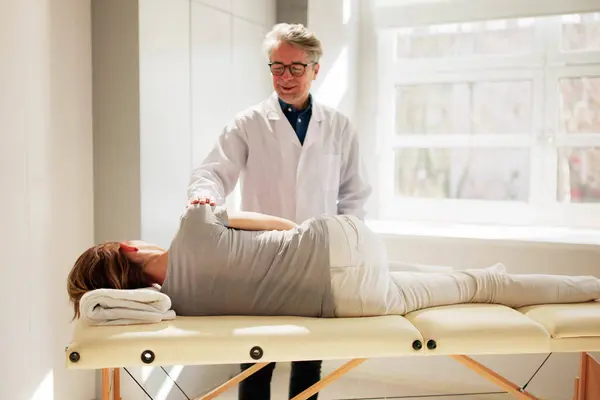Schulter Reha Massage Arm Shiatsu Rehabilitation Und Sportbehandlung lizenzfreie Stockbilder