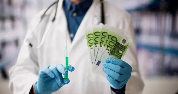 Dokter Met Geldspuiten Fraude Corruptie Bij Medische Vaccinatie Stockafbeelding