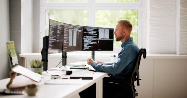 Bilgisayar üzerindeki Web Geliştirici Kodlaması Kodu Geliştirecek