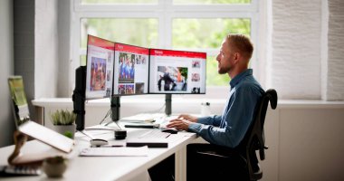 Adam Bilgisayar Ekranında Haber Okuma Sitesi