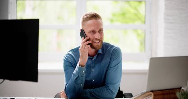 İş adamı cep telefonu teknolojisi ve dizüstü bilgisayar kullanıyor.