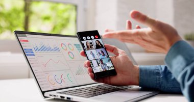 Uzaktan Konferans Giysisi ve Bilgisayarda KPI Kontrol Paneli Çizelgesi