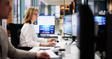 KPI İş Analitik Veri Kontrol Paneli. Analizci Bilgisayar Kullanıyor