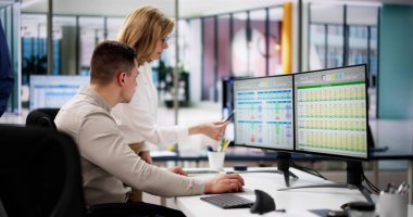 Masaüstü Bilgisayarı Kullanılarak Çalışan Analizci Hesap Tablosu Çalışıyor