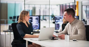 birbirleri ile ofisinde konuşmak mutlu Genç İşadamları