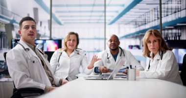 Çevrimiçi Video Konferansı Tartışan ve Bağıran Kızgın İnsanlar