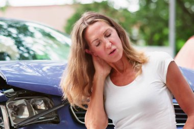 Otomobil kazası, acı verici omurga yaralanmasına neden olur.