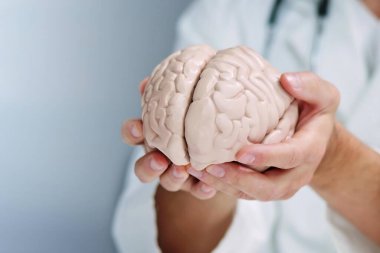 Nörolog ve doktor kontrol ederken cerrahın beyni var.
