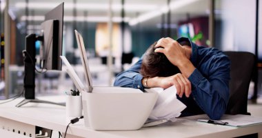 Bozuk Yazıcı Sorunu. Adam Bozuk Fotokopi Makinesini Tamir Etmeye Çalıştı