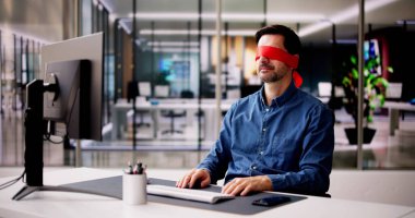 Karmaşık Gözlü Adam Konsepti. Ofis İşçisi Bilgisayar Kullanıyor