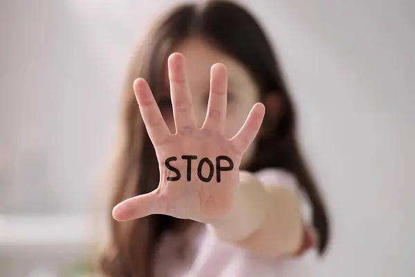 Stop Abusi Sui Bambini Mano Che Mostra Ragazza Dice Foto Stock Royalty Free