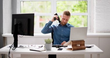 Adam Kas Kancasını Tetikleyici Noktası Masajı İçin Kullanıyor