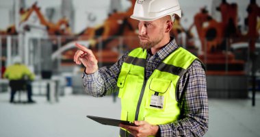 Otomotiv Otomotiv Fabrikasında Tablet kullanan İşçiler