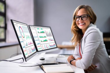 İş Veri Analizi Kontrol Paneline Bakan Analist Kadın