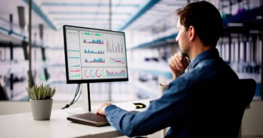 KPI İş Analitik Veri Kontrol Paneli. Analizci Bilgisayar Kullanıyor