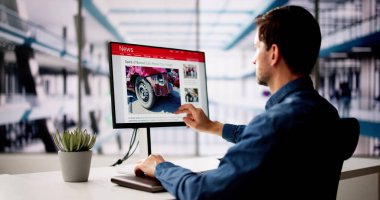 Adam Bilgisayar Ekranında Haber Okuma Sitesi