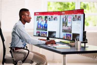 Dizüstü bilgisayardaki haber başlığını okuyorum. Çevrimiçi Web Sitesi