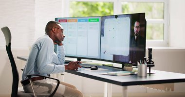 Sıkıcı Mutsuz Adam Lon Online Sanal Ders Giyer