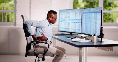 Sırt Ağrısı Kötü Duruş Adamı Ofiste Oturuyor