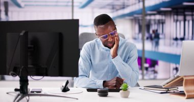 Diş çürüğü var. Diş Ache 'si olan Erkek Ağzı