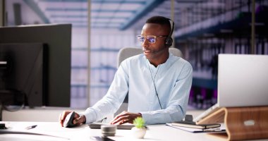 Online Sanal Eğitim Webinar Konferansı. Video İzleyen Adam Çağrısı