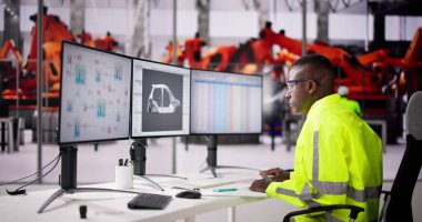 Masaüstü Bilgisayarını Kullanan Afro-Amerikan Üretim Mühendisi