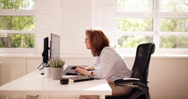 Bilgisayar Masasında Ofis Sandalyesinde Kötü Duruş