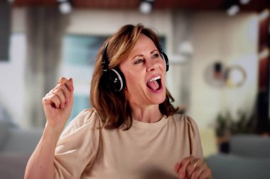 Gülümseyen Yaşlı Yaşlılar Kulaklıkla Müzik Dinliyorlar