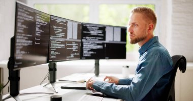 Bilgisayar üzerindeki Web Geliştirici Kodlaması Kodu Geliştirecek