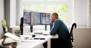 Dizüstü bilgisayardaki Kanban Proje Yönetimi Yazılımı. Dijital Takvim Zamanlaması