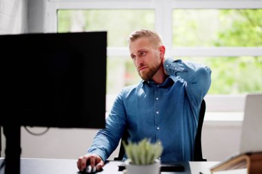 Omuz ağrısı ve duruş. İş İstasyonu Bilgisayarının Yakınındaki Acı çeken Adam