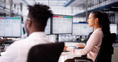 Dizüstü bilgisayardaki Kanban Proje Yönetimi Yazılımı. Dijital Takvim Zamanlaması