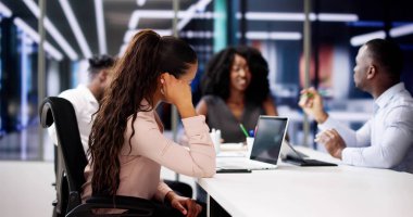 Ofiste Sıkıcı Toplantı Eğitim Sunumu. Motive Olmamış Takım