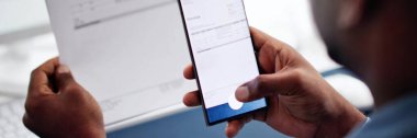 Fatura belgesinin fotoğrafını çekmek için telefon kullanmak