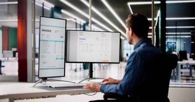 Çevrimiçi Elektronik İşletme Faturası veya Bill. Bilgisayar Ekranına Bakan İşadamı