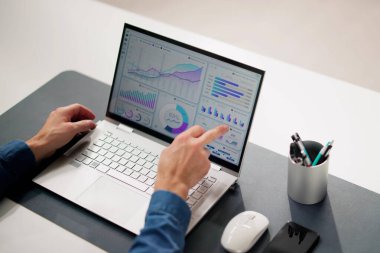 KPI İş Analitik Veri Kontrol Paneli. Analizci Bilgisayar Kullanıyor