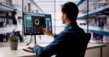 Hesap Tablosu Analizcisi Analiz için Bilgisayar Monitörleri Kullanıyor